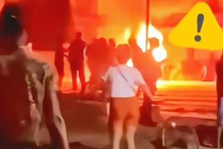 炸锅了！古巴彻底乱了。古巴中部城市莫隆发生严重抗议事件，抗议者冲入执政党办