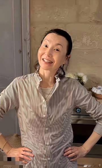 张曼玉真见老，眼睛老的像70多岁的人了。<br />其实她才61岁，刚...