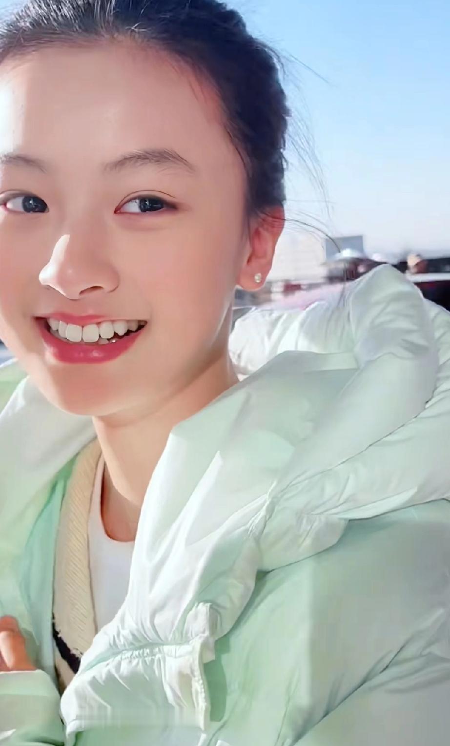 去年因为颜值爆火的15岁小姑娘南阳七七今年出道了，马上进剧组参演电视剧。刚火