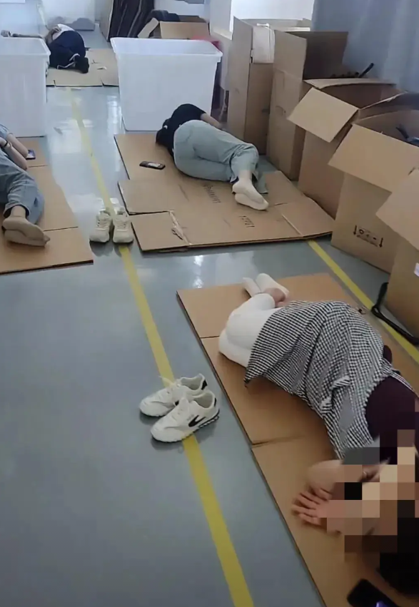 注塑车间做品检、包装的美女午休时躺着睡觉，被人事稽查人员抓拍了，结果经理受到了责