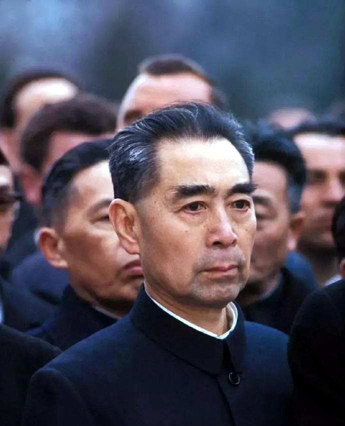 这是任劳任怨，鞠躬尽瘁的周总理。许多人都无法全面的评价周总理。众所周知，毛主席与