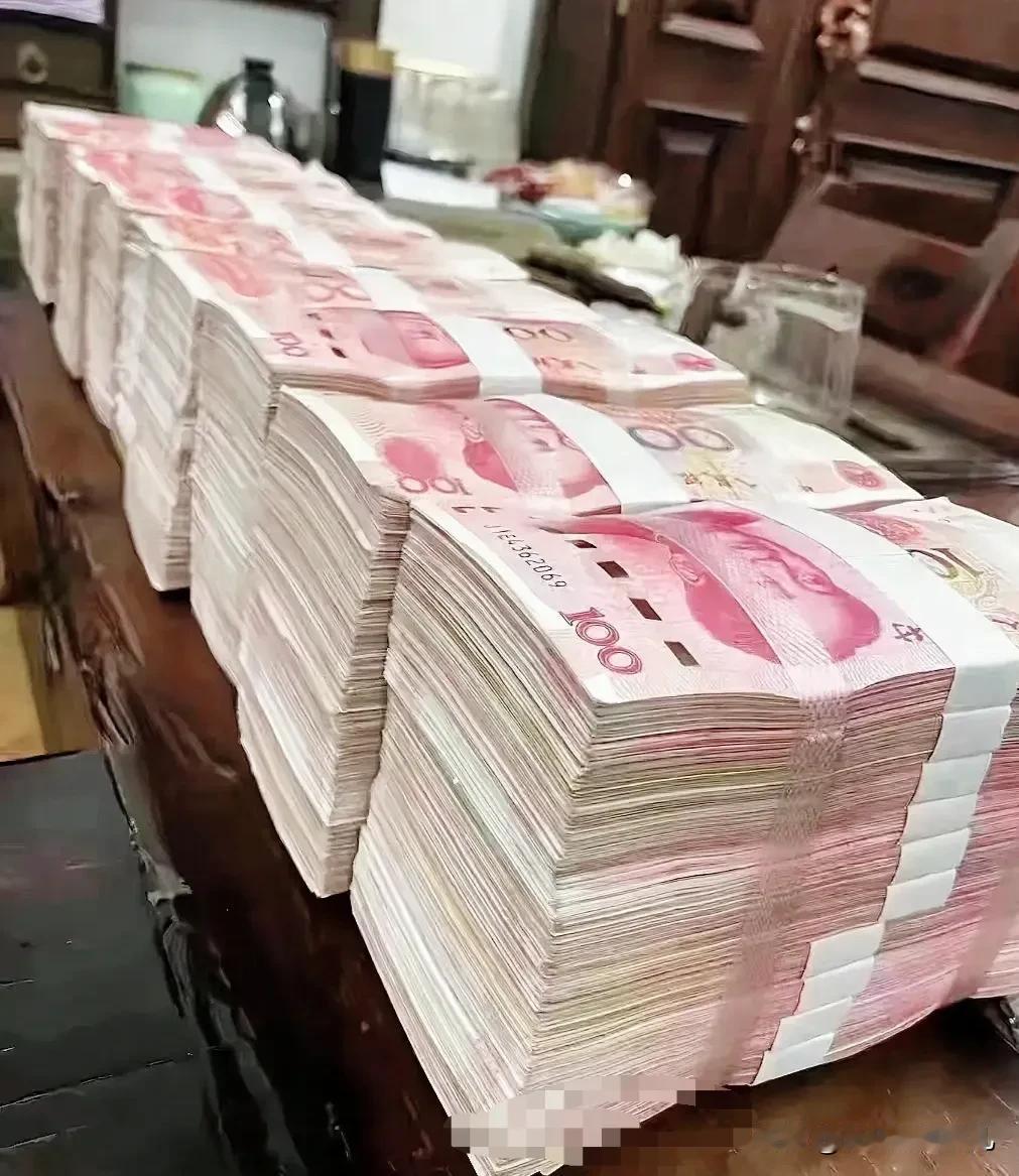 洗钱就是把脏钱变成“合法”的钱。比如，你明天中了大奖500万的彩票，交了税