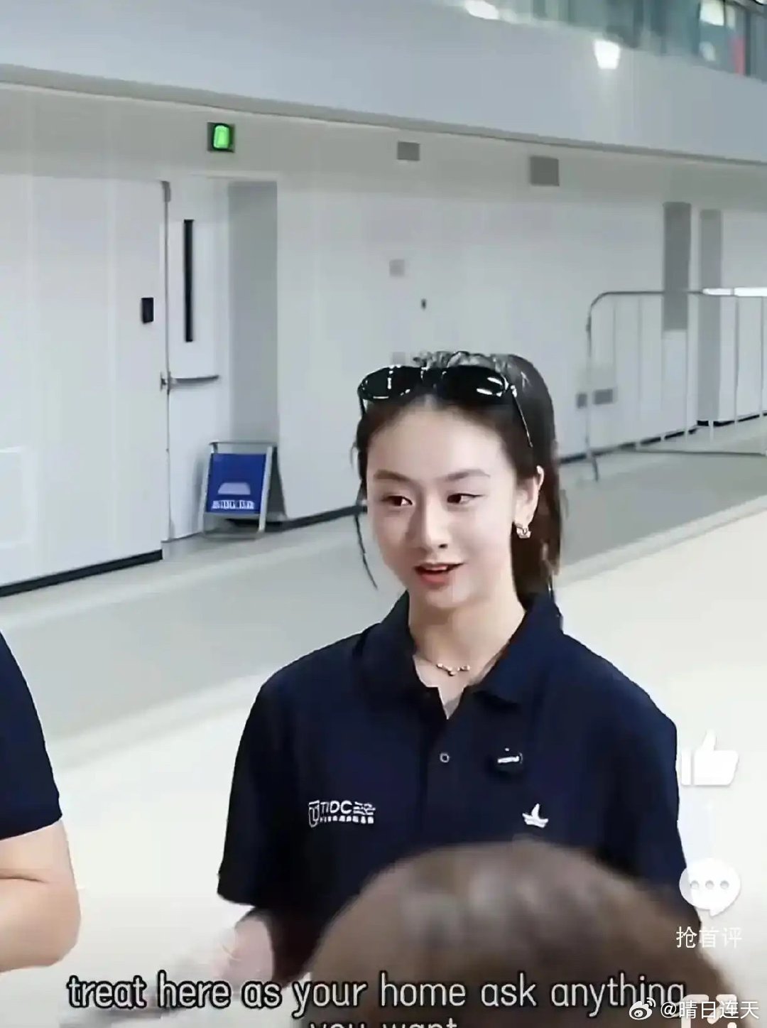 田亮带女儿亮相活动，森碟当场做翻译反应超快，这父女搭档真有爱