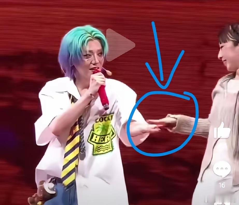 鹿晗演唱会牵手女生，看来是彻底放下关晓彤，准备往前走，发展新的女朋友了！之前和关