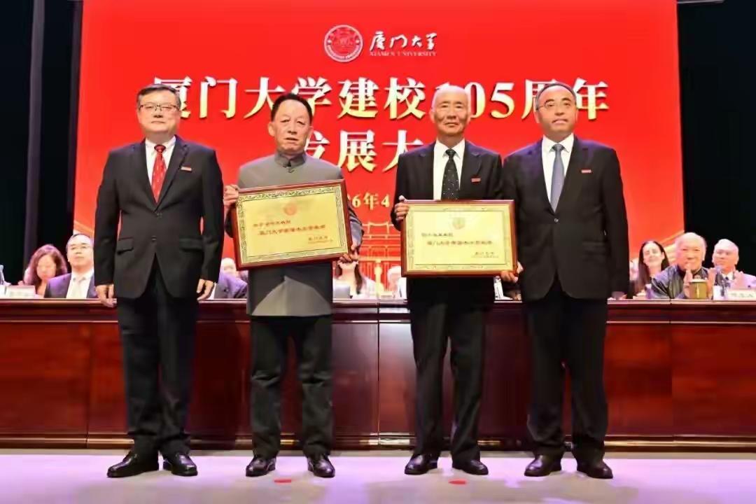 一个不爱国的人，竟然能获奖？他有什么学术成果吗？写的历史书，但是是文学笔法，