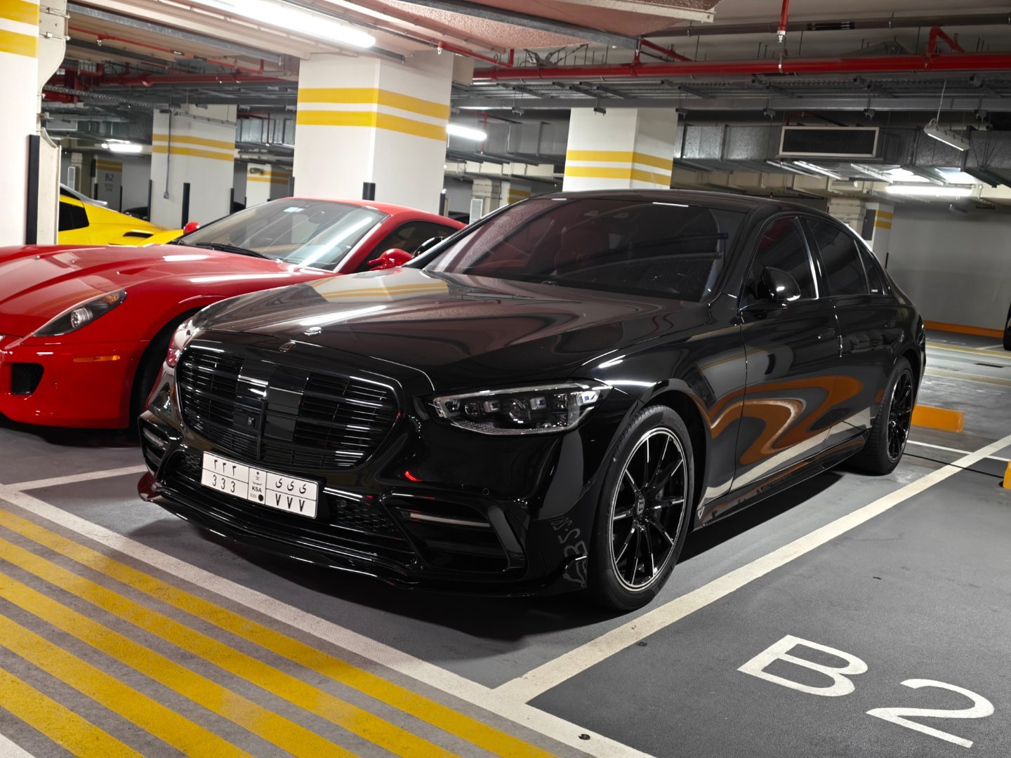 尼玛在迪拜误入了一个顶奢小区地库……看到下面停的车我忍不住拍了一条视频，因为图不