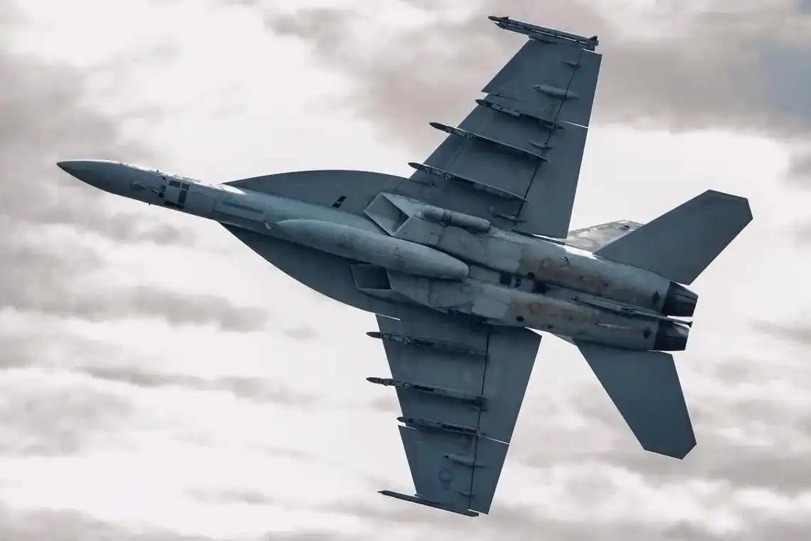 南海坠毁的两架美军机已被打捞出水！2025年12月8日，美国军方通过《星条旗