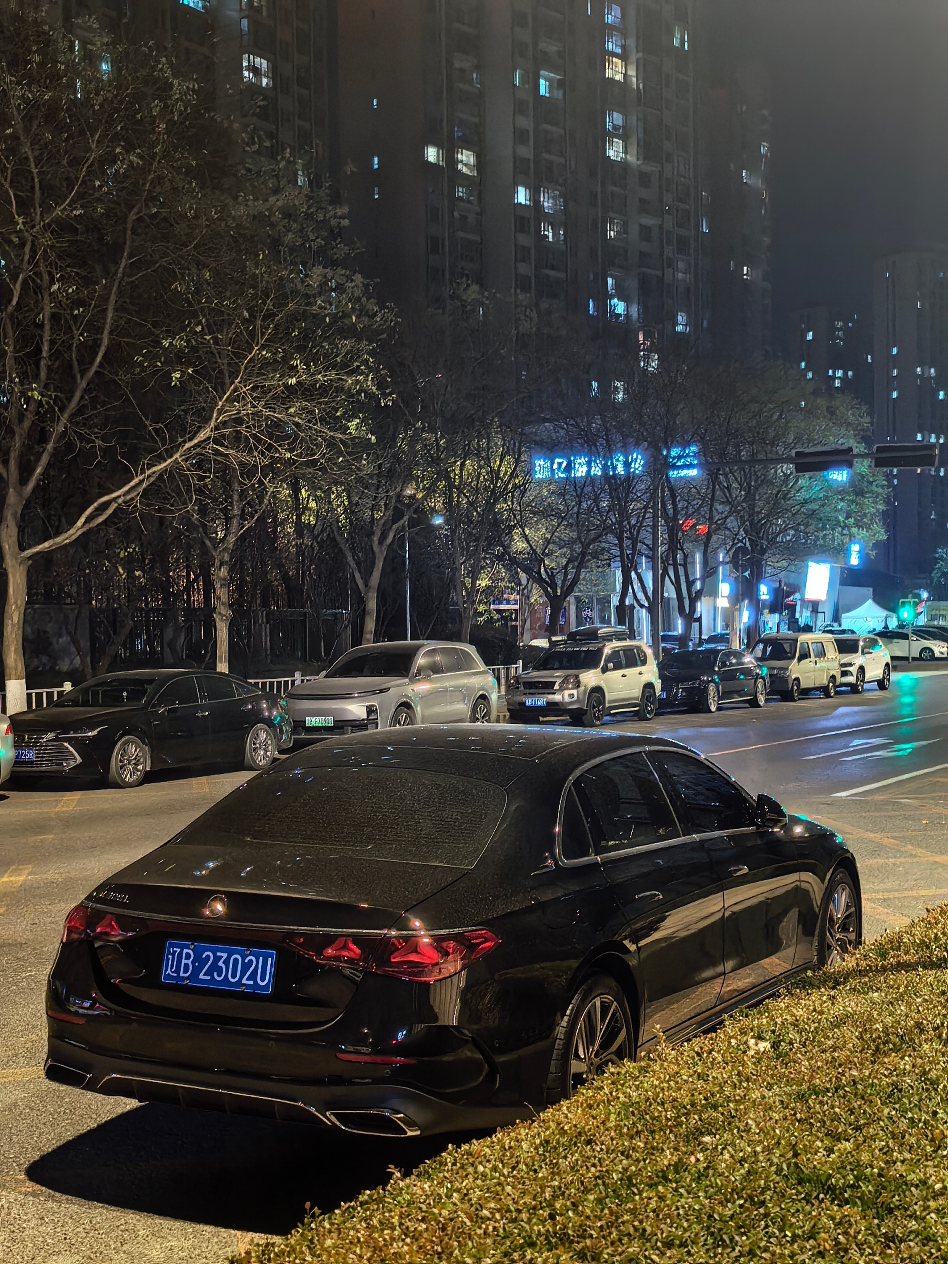 快到年底，回款了。买一台奔驰E级，刚好赶上自己的城市放了一批早年间的老号段，