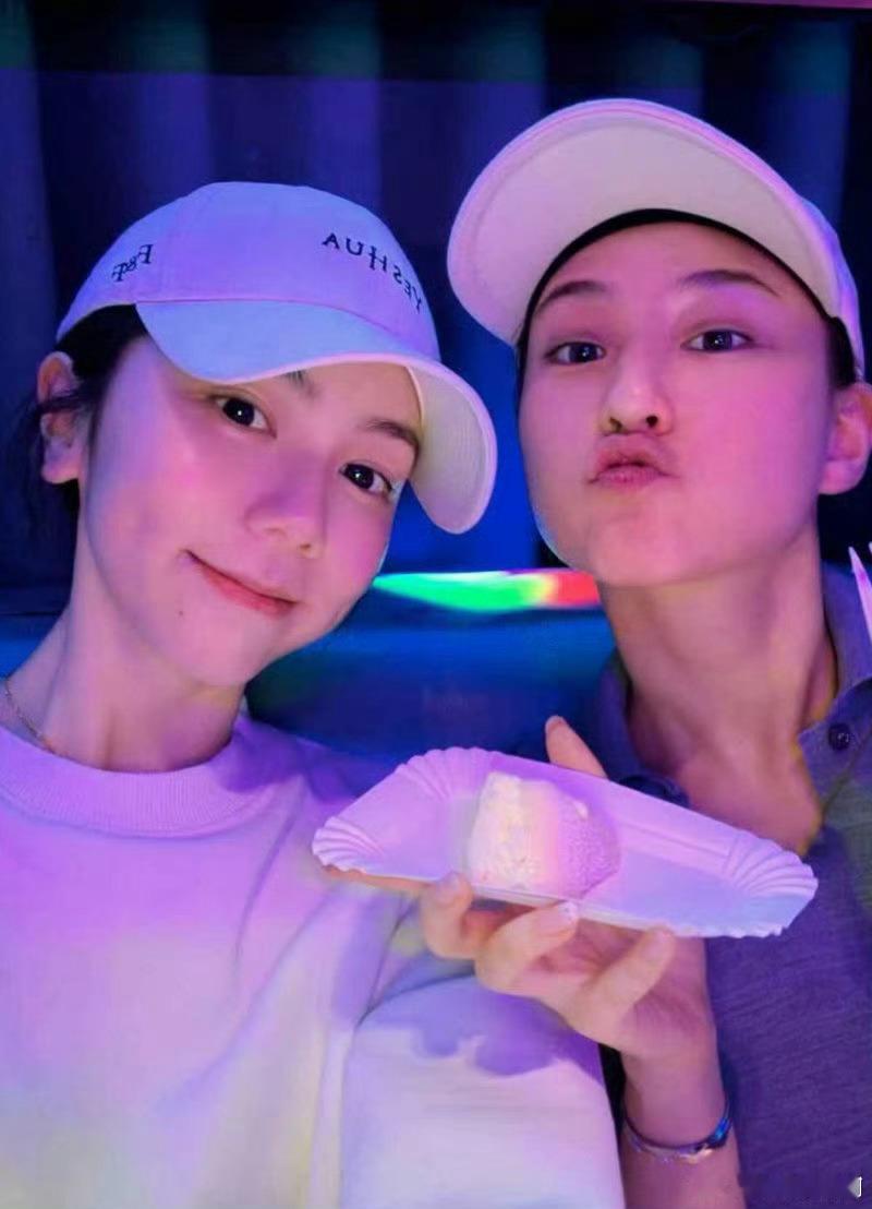 邓紫棋何超莲合照谁懂啊棋莲合体我眼泪先流！！好久不见的姐妹同框，原来是去给何超莲