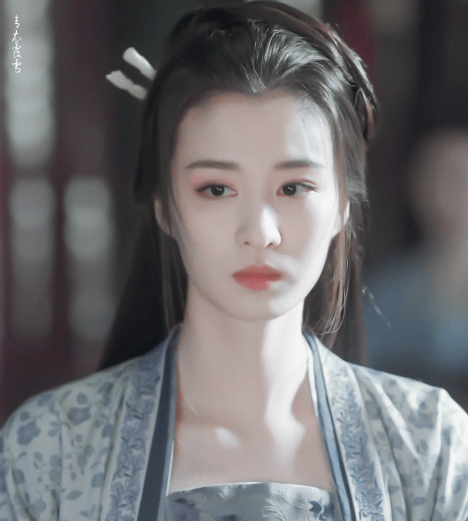 就是五官精致度不行，尤其是鼻子，一旦怼脸很难夸是大美女为啥我总说零和的鼻子太不精