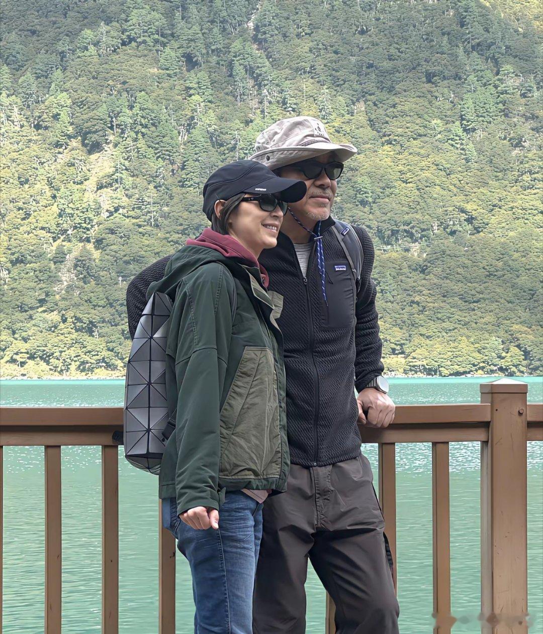 62岁刘青云和老婆郭蔼明现身西藏旅游，夫妻俩去了巴松措湖心岛、拉萨博物馆，穿衣打扮低调，身边没有保镖