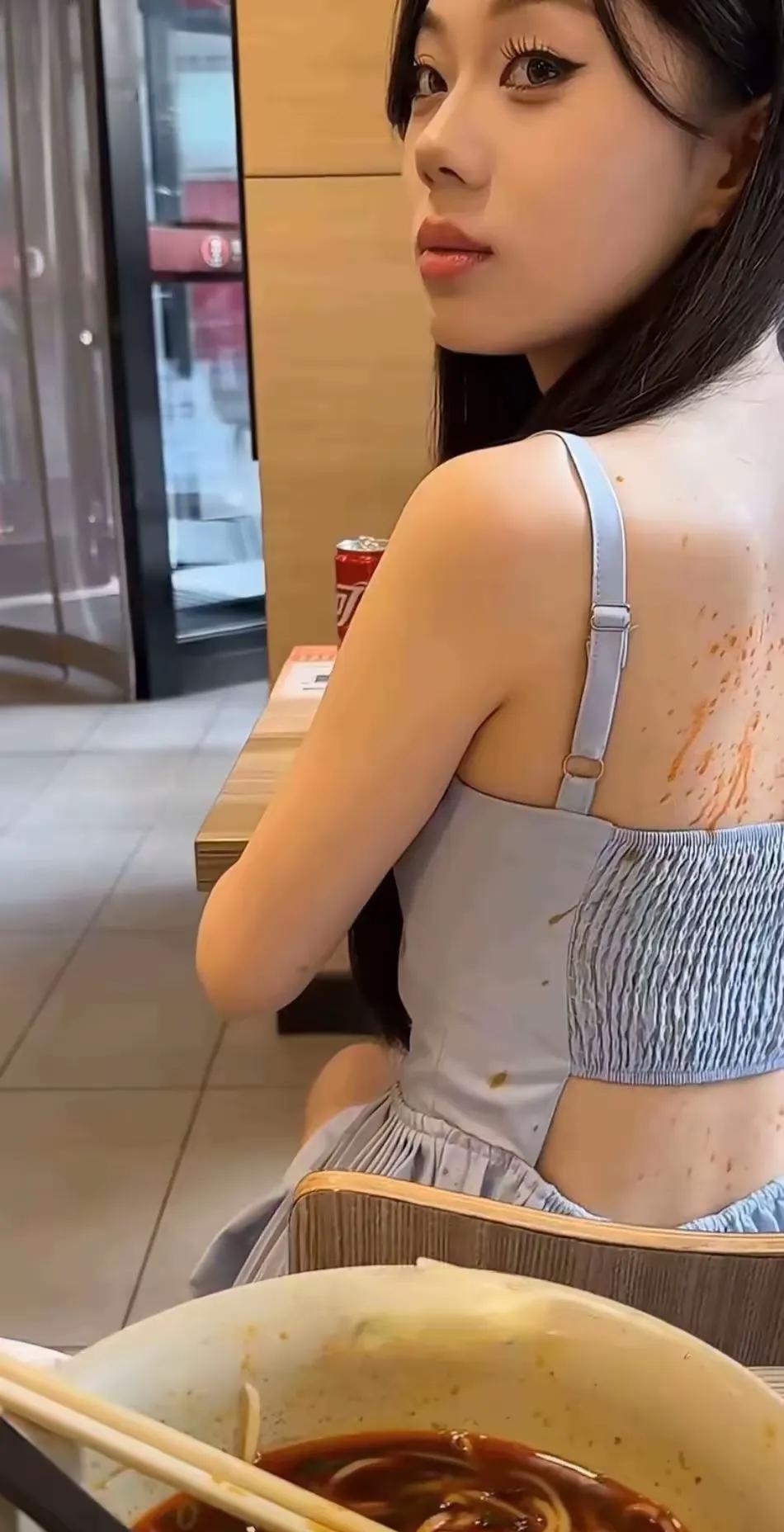 吃饭的时候被隔壁桌子不小心蹦了一身油渍，该怎么办？