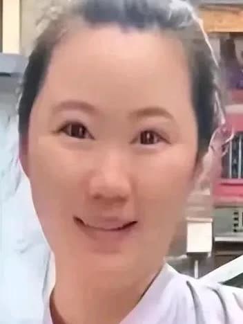 这是杨议的女儿杨璐阳。她长得有点淑女范，很文静，但眉毛眼睛和鼻子长得有点像爸爸，