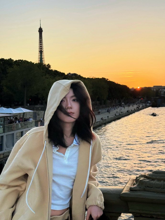 麦麦最新日常太美啦，一整个闪现到我心里啦！赵今麦闪现到我心里了​​​