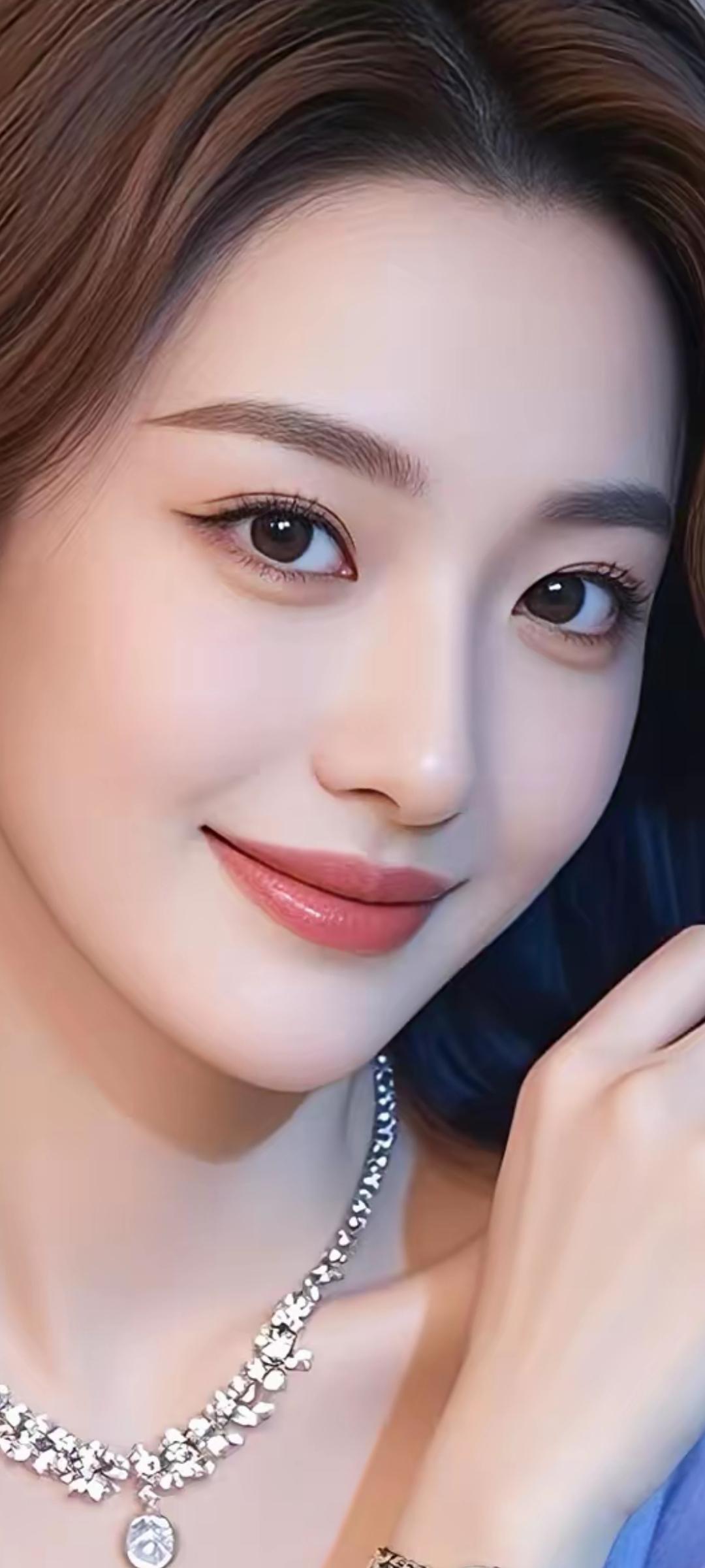 温柔微笑，闪耀的珠宝，优雅的气质，完美无瑕的妆容，让人心动不已。