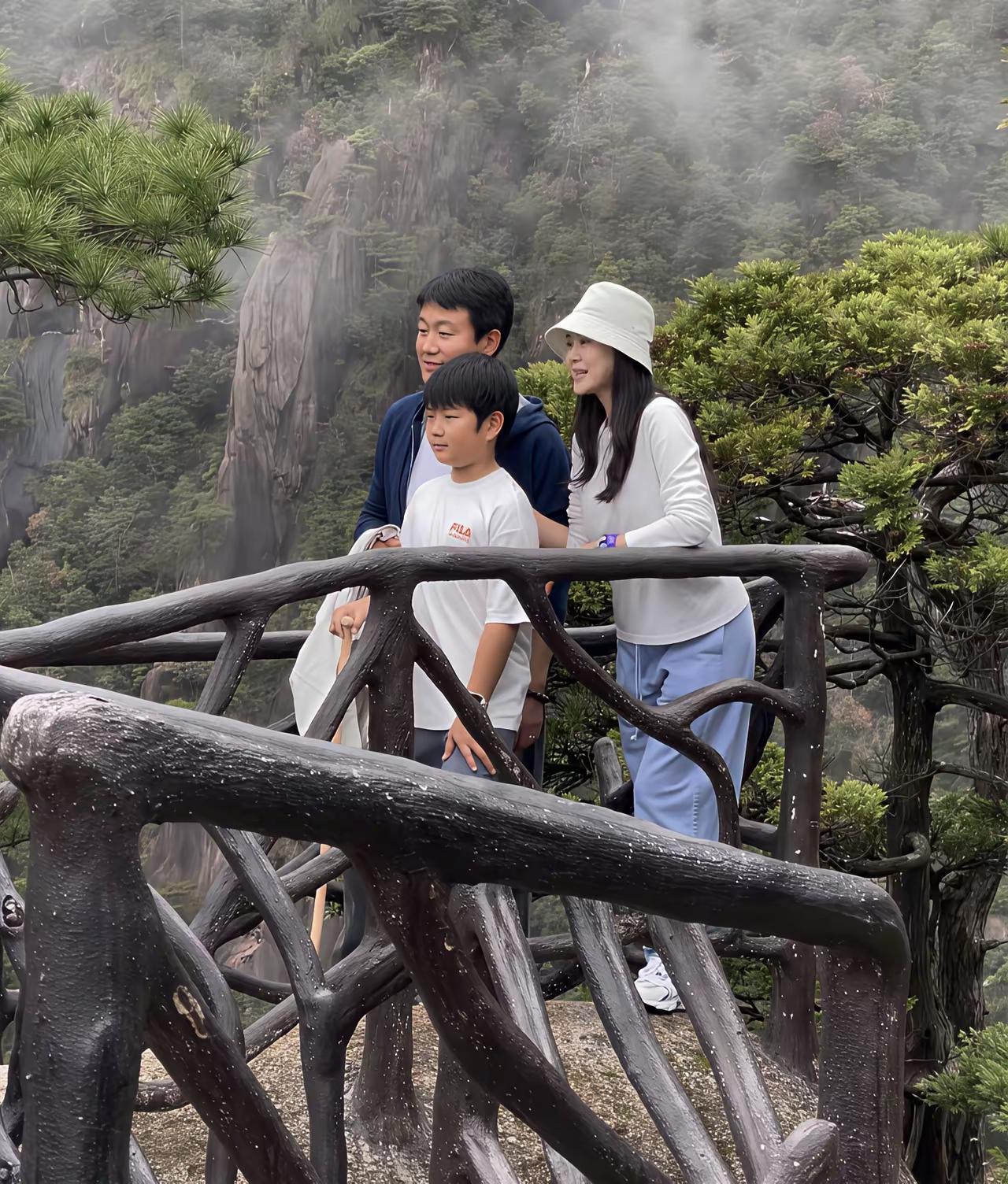 近日:佟大为携老婆孩子打卡江西省三清山风景区，家三口同框颜值爆棚！镜头下的的关