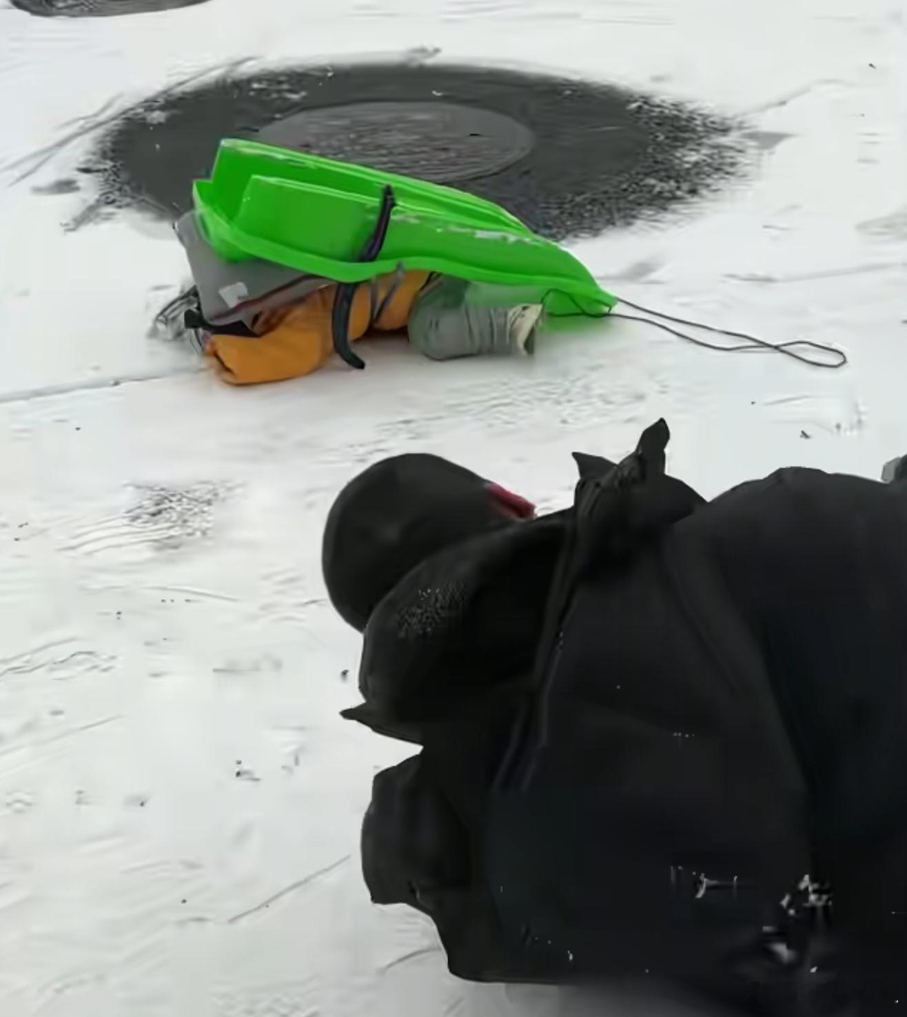 你的小棉袄摔成小王八了哈哈哈，太可爱了，印证了一句话，妈妈不在的时候，爸爸就是最