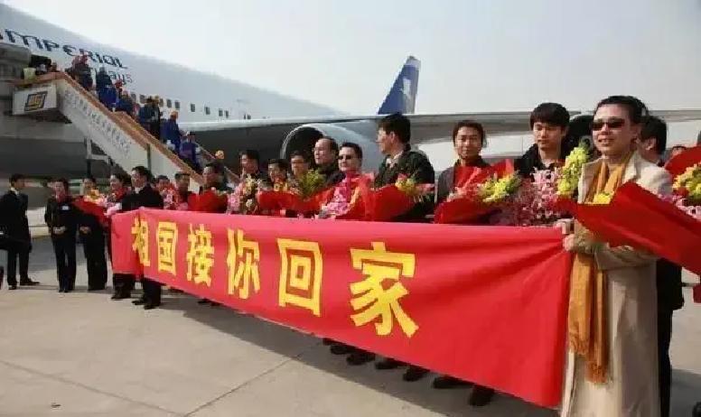 这两年，很多拿着外国护照的人，开始打听怎么把中国国籍再“捡回来”。表面看，