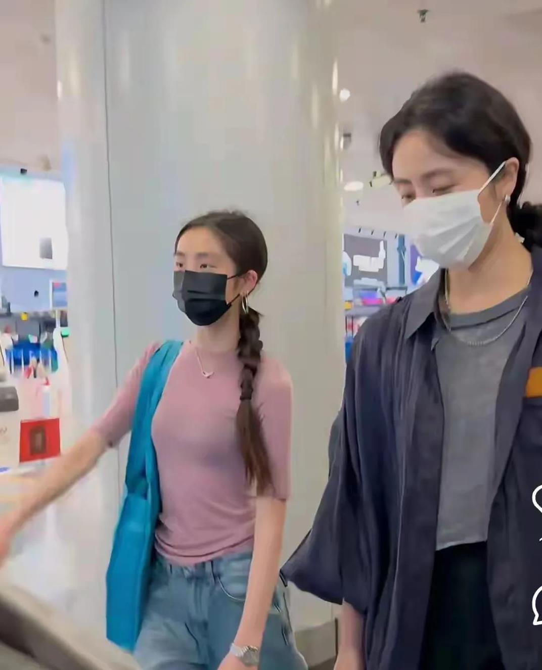 黄多多戴上口罩，简直就是小孙莉与妈妈一起回国，这身穿搭简单又好看！很符合这个年
