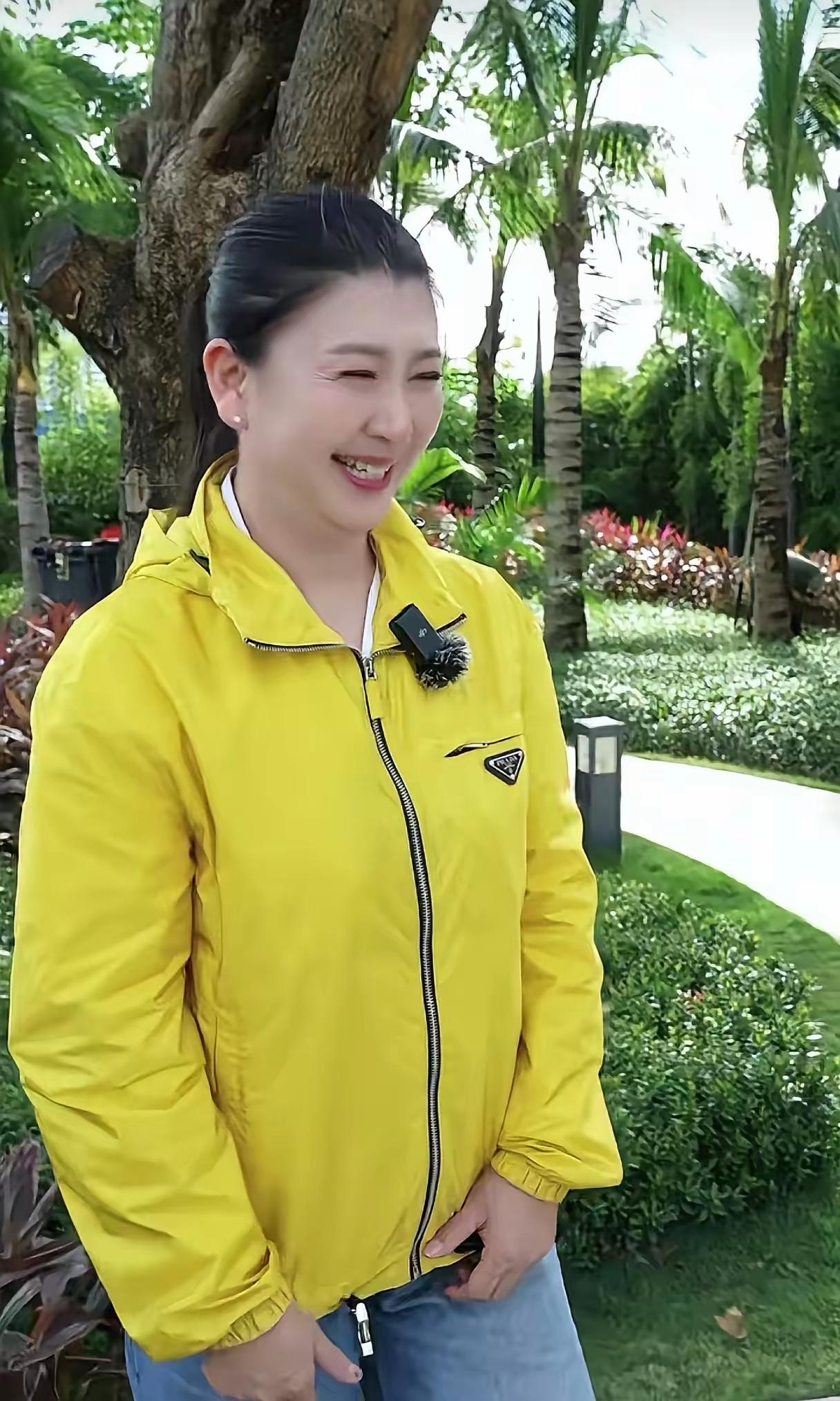 这老姐姐被说土，她说她都定居三亚了！凭心而论，她就是长得很土。笑起来憨憨的，演电