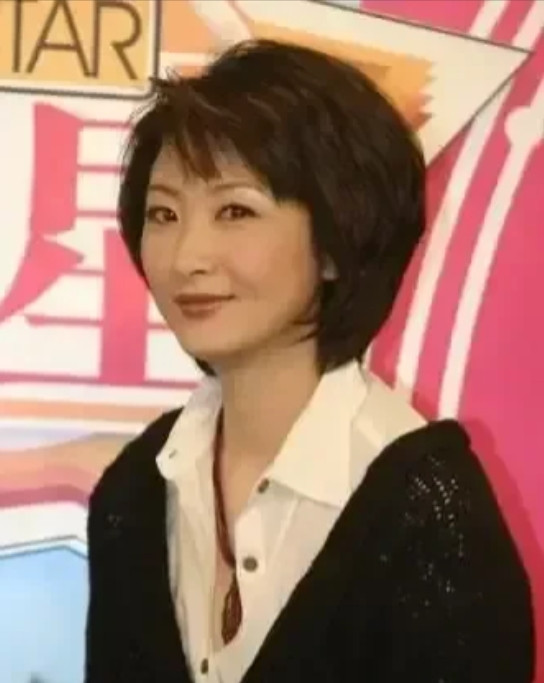 2007年，央视主持人张斌，正在直播奥运新闻发布会时，他的妻子突然冲上台，拿起