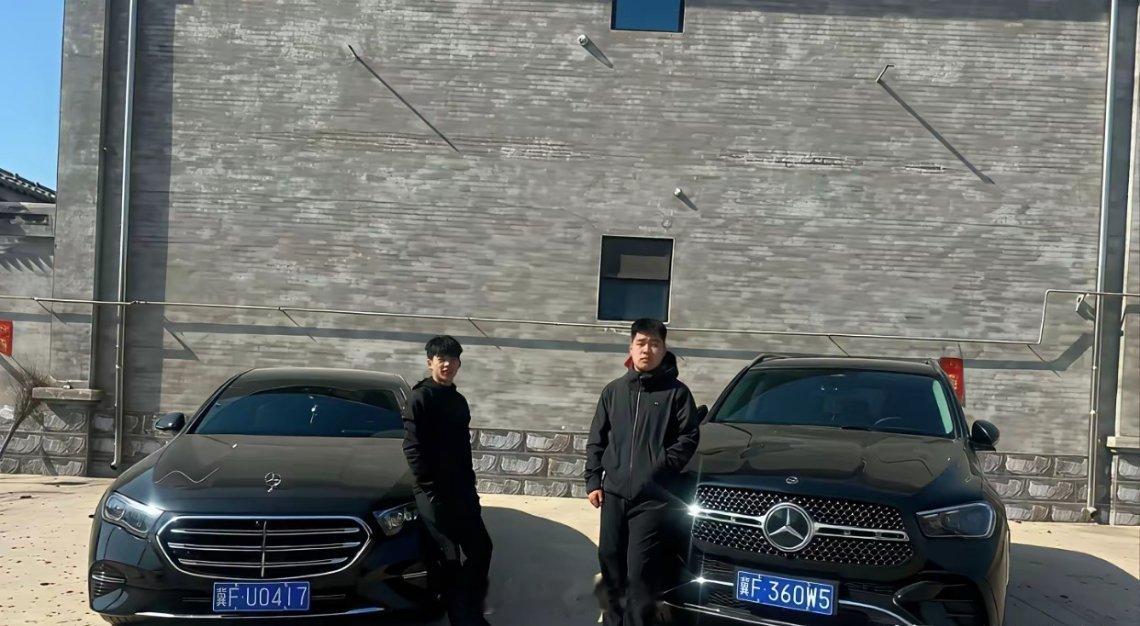 小时候兄弟俩很穷，长大后都买得起上百万的奔驰豪车了。