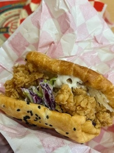 塔斯汀藤椒鸡腿堡我不允许任何人忤逆你其实我平时对汉堡并不算特别感兴趣，直到吃到塔