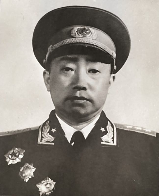 1945年，毛主席在延安枣园接见了独臂上将彭绍辉，向身边的人介绍说，绍辉同志是我