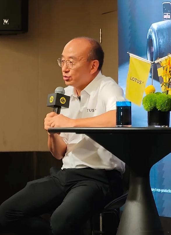 说实话，一开始也觉得莲花老板讲话太直接了但回头想了一下，跑车要是超过1.8吨，过