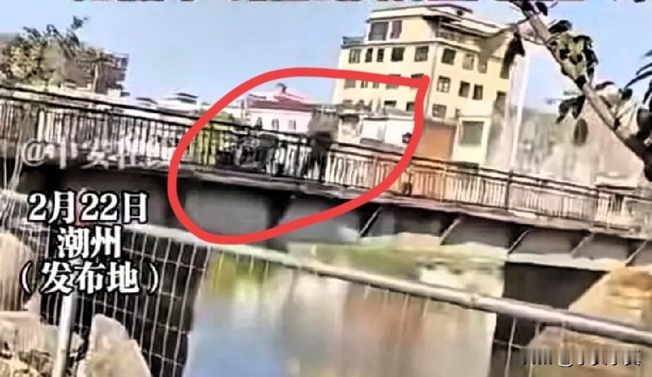 把自己孩子扔河里了，广东潮州，一对夫妻带着自己两个孩子出来游玩，走到一座桥上夫