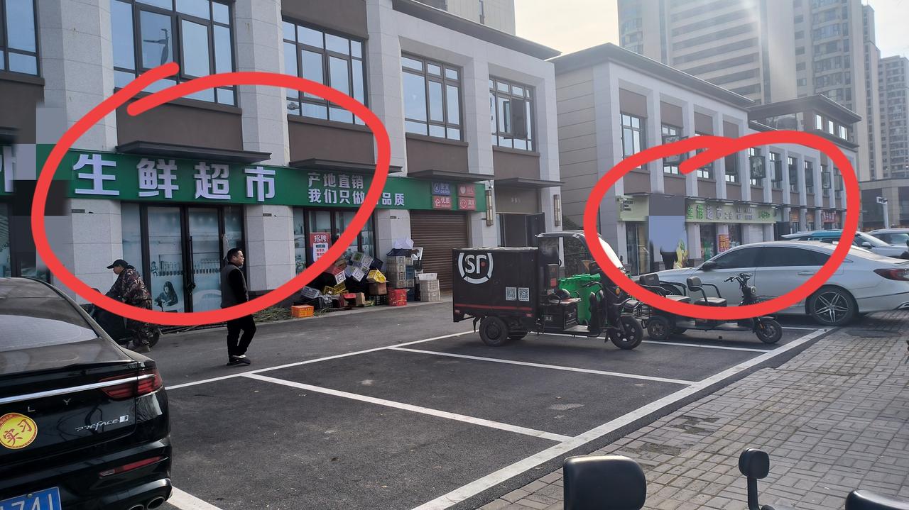 现在生意真卷！新小区两家超市并排开！左边生鲜超市刚开业，右边生活超市马上装修好，