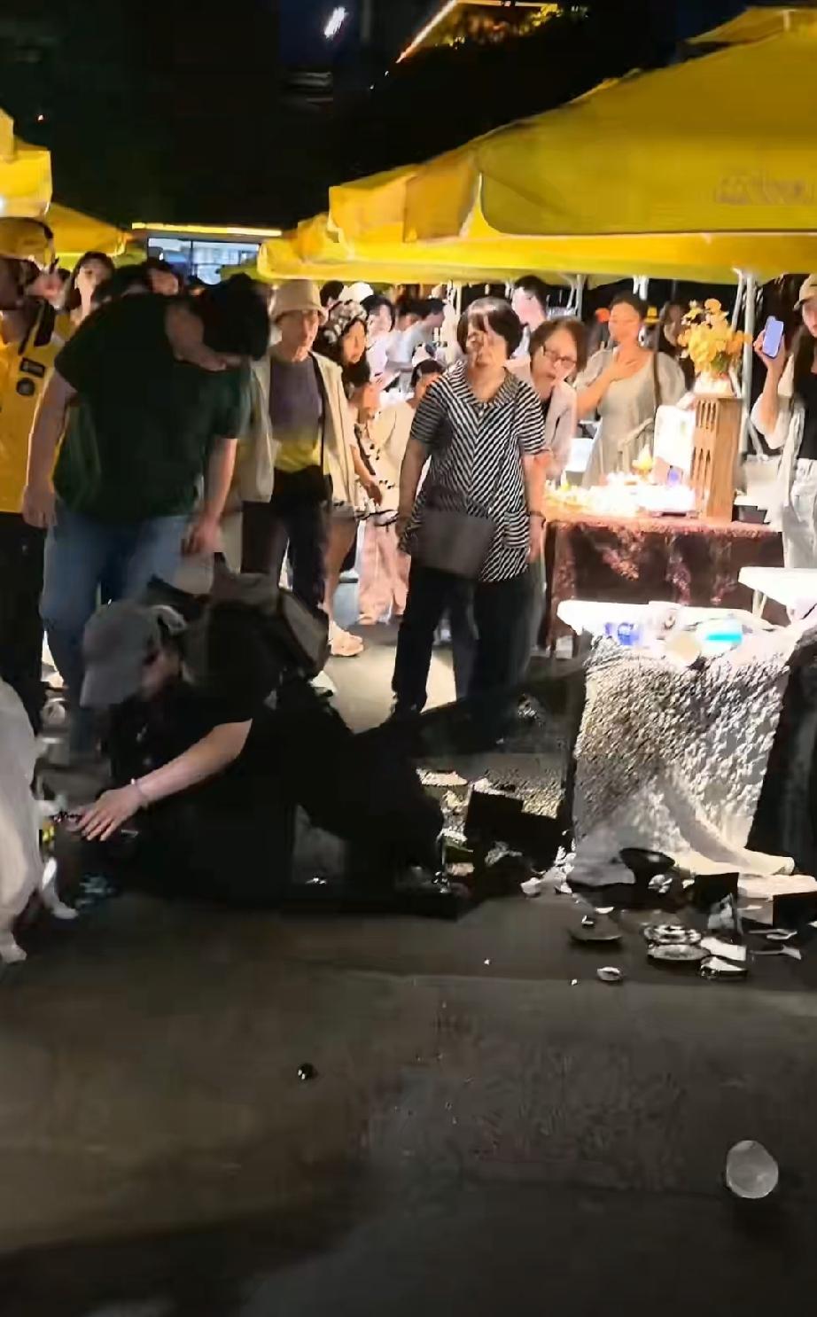 景德镇文创街区闯祸的狗狗：脖子上的纽扣不慎勾住陶瓷摊主的桌布，导致价值不菲的陶瓷