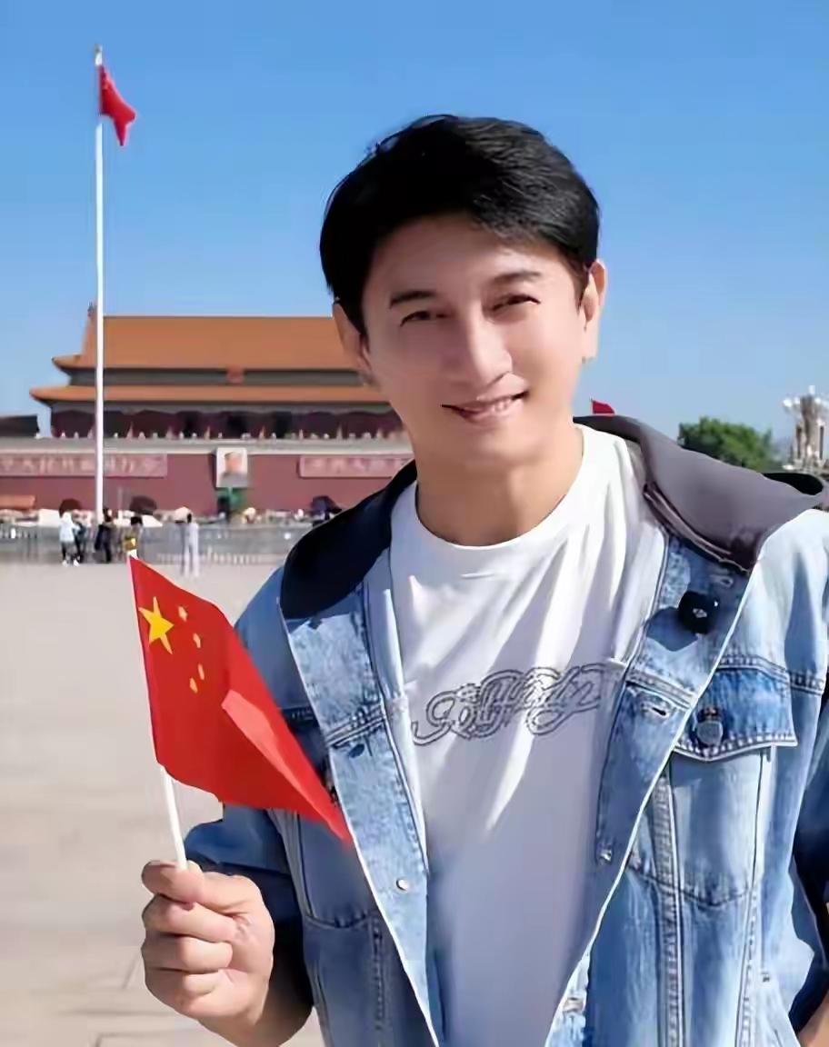 说真的，吴奇隆这回真硬气。10月1号国庆，55岁的他时隔33年回到天安门，手持五