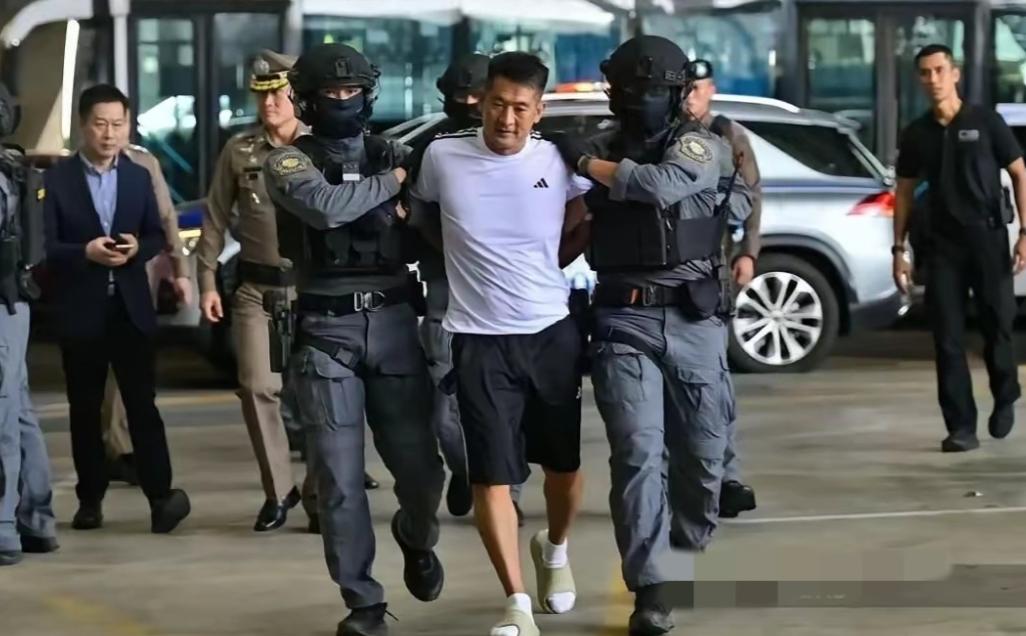 11月12日16:20，一架中国民航包机从曼谷素万那普机场腾空而起，机舱里坐的不