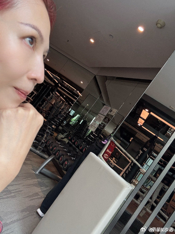蔡少芬张晋比肌肉蔡少芬发博晒出与张晋的肌肉照，表示自己瘦是因为下了苦功，还喊话