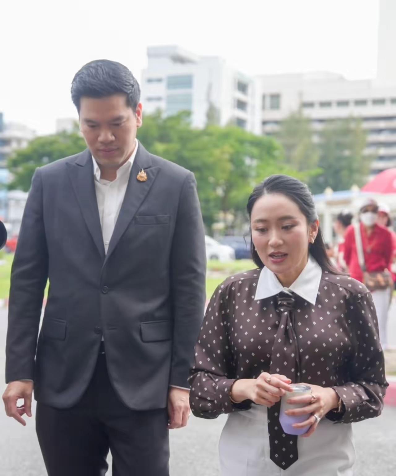 佩通坦百忙之中又抽空去监狱探视父亲他信啦，可以说，他信的女儿三天去了两趟，真可谓