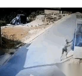 我跟你讲，这要但凡换个新手，今天这一条街都得跟着上新闻。一整车的燃气瓶啊，哥们