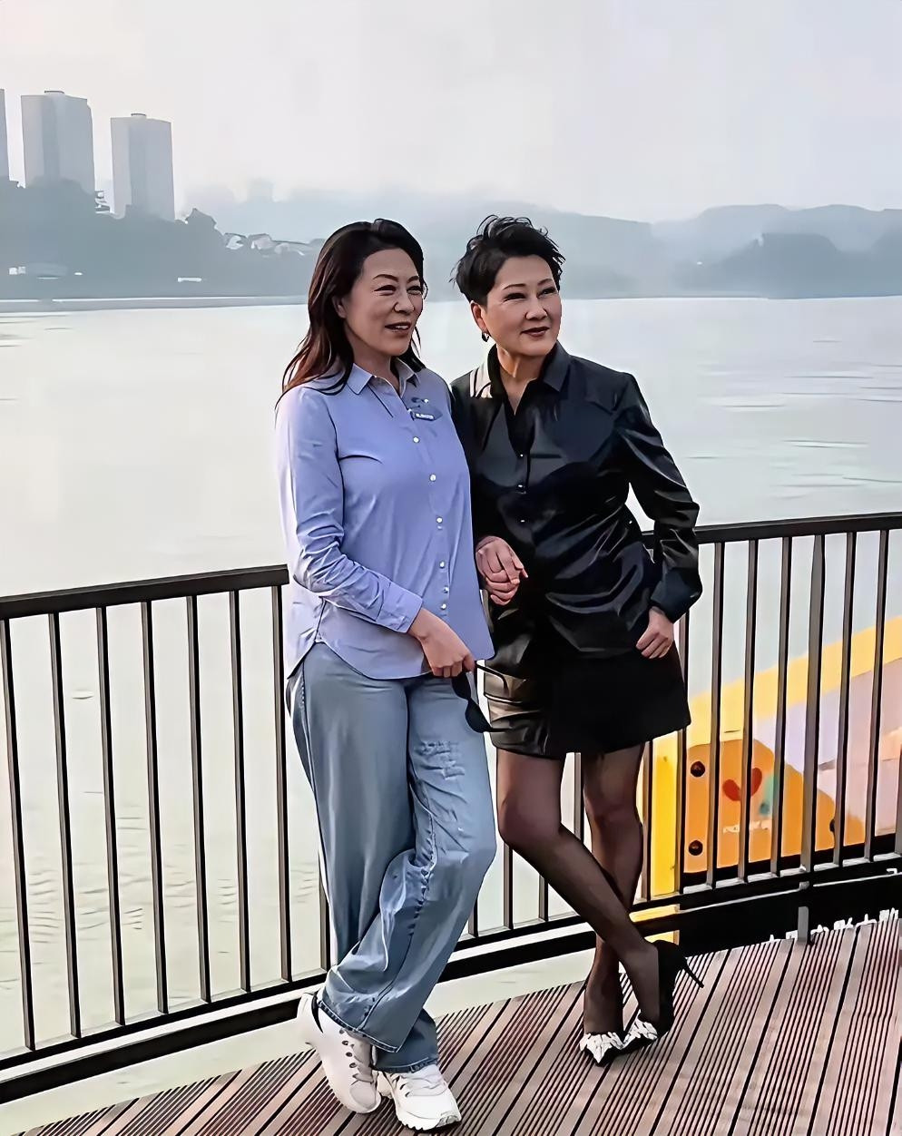 凯丽岳红的穿搭反差，直接戳破内娱熟女审美真相