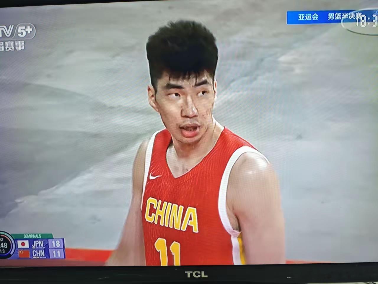 余嘉豪为什么拿不到篮板球？2米2几的余嘉豪，是中国男篮内线的替补中锋，按说，这么