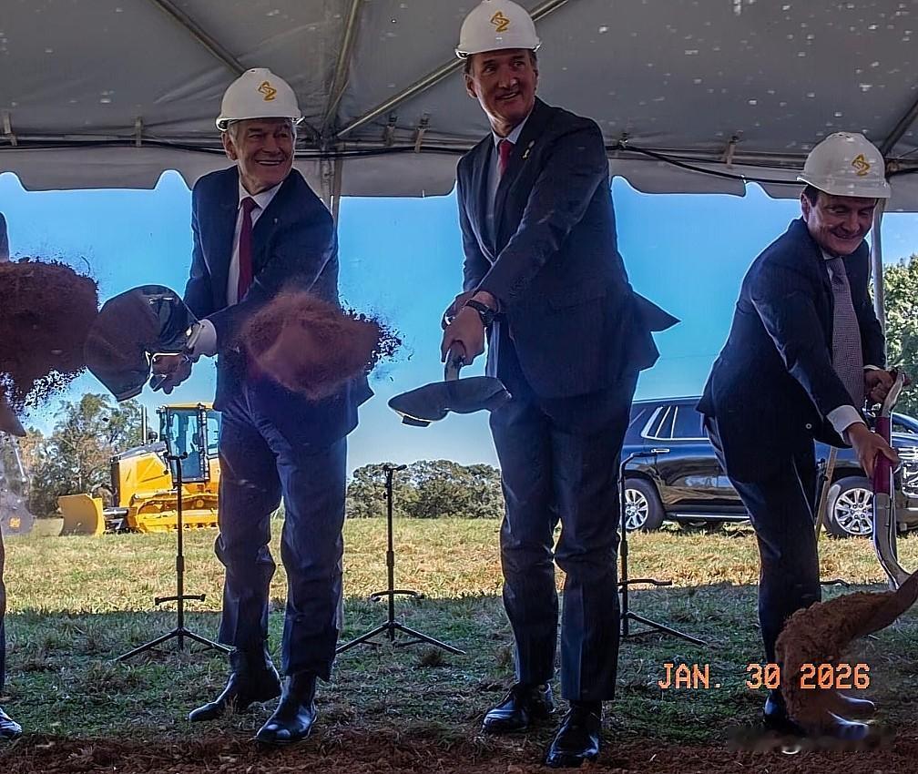 特朗普看到这条信息估计会气得睡不着觉头发白得更快！英国首相斯塔默在中国达成协议，