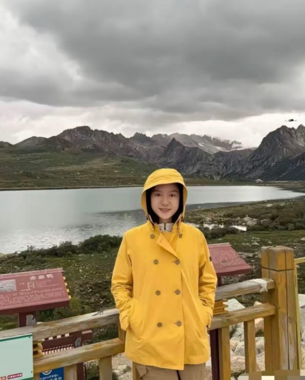 杨振宁遗孀翁帆近况曝光：喜欢旅行，也开始穿起亮色衣服，整个人多了几分年轻人的轻松