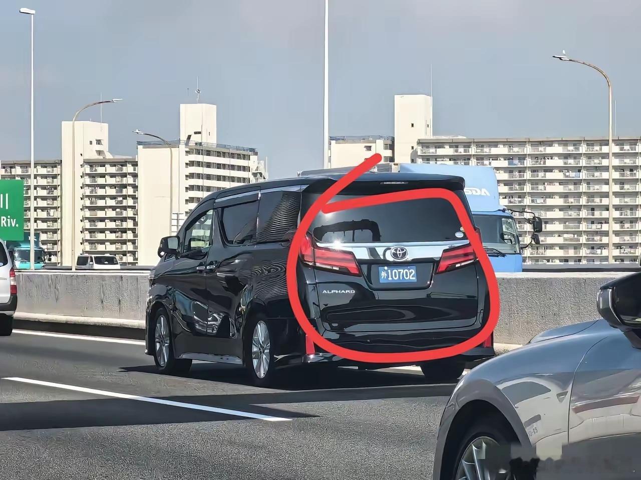 今天在路上看到个超奇怪的车牌！车牌是很普通的蓝色，可上面居然有个“外”字，我长这