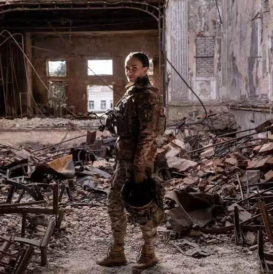 北约舰艇深夜偷运武器，刚卸完货，俄军的导弹就到了——而且一炸就是一整夜！俄少将放