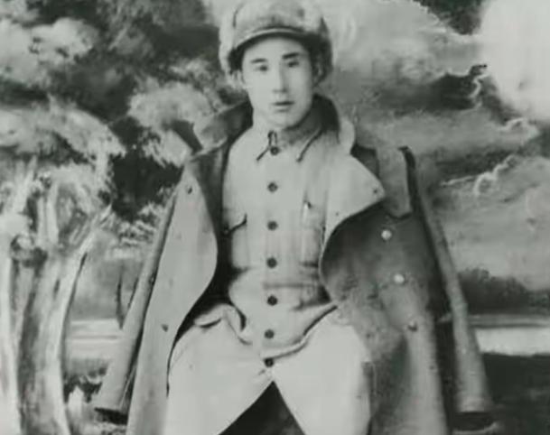 1949年，新中国都快成立了，一个扛过长征、打过淮海的老红军，带着老婆孩子去福建