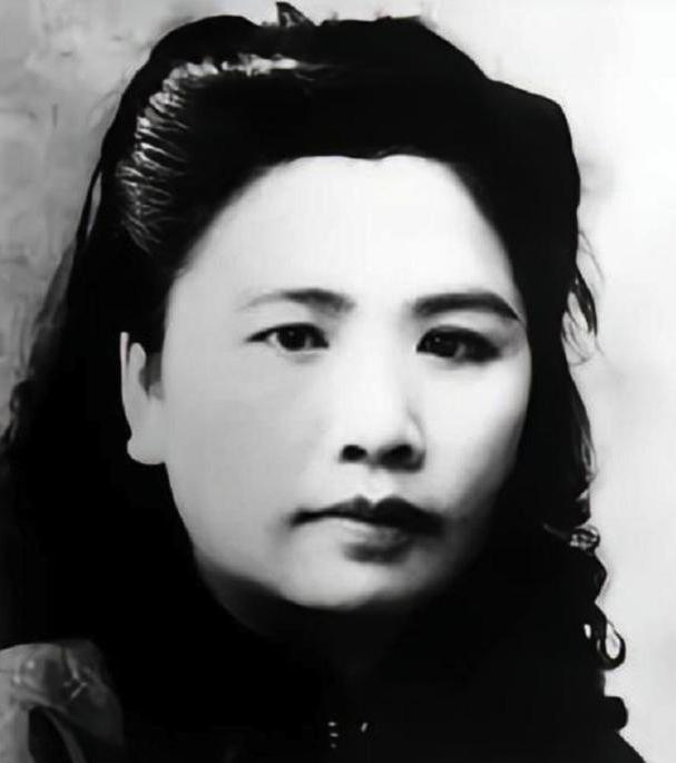 1938年，周总理亲自安排王曼霞打入国民党高层。谁也没料到，这位女特工最后竟嫁给