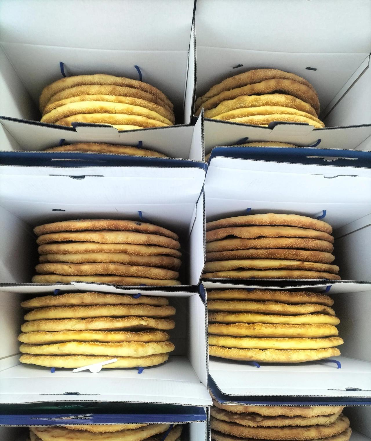 最近一位老太太生病好转后，突然说想吃新疆馕，这可把远在乌鲁木齐的儿女乐坏了！她刚