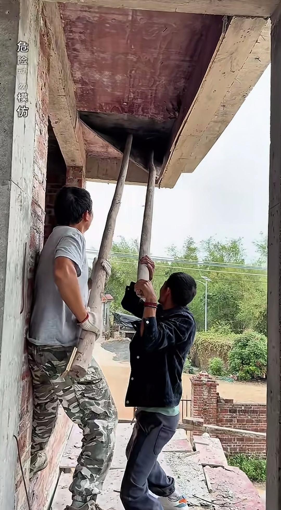 阳台模板被梁紧紧夹住，拆卸工作困难重重，这究竟是支模环节出了差错，还是拆模操作存