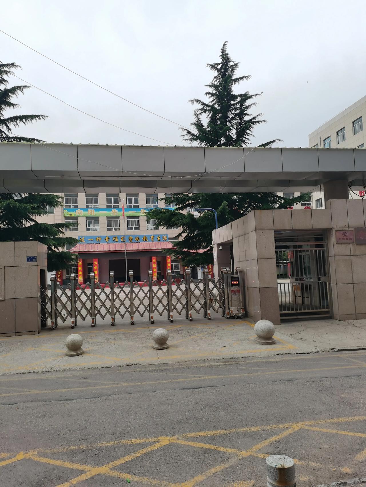 大家见过这样的校长吗？一位乡镇中心小学的老师说，当天中午，他们的期末考试就结束了