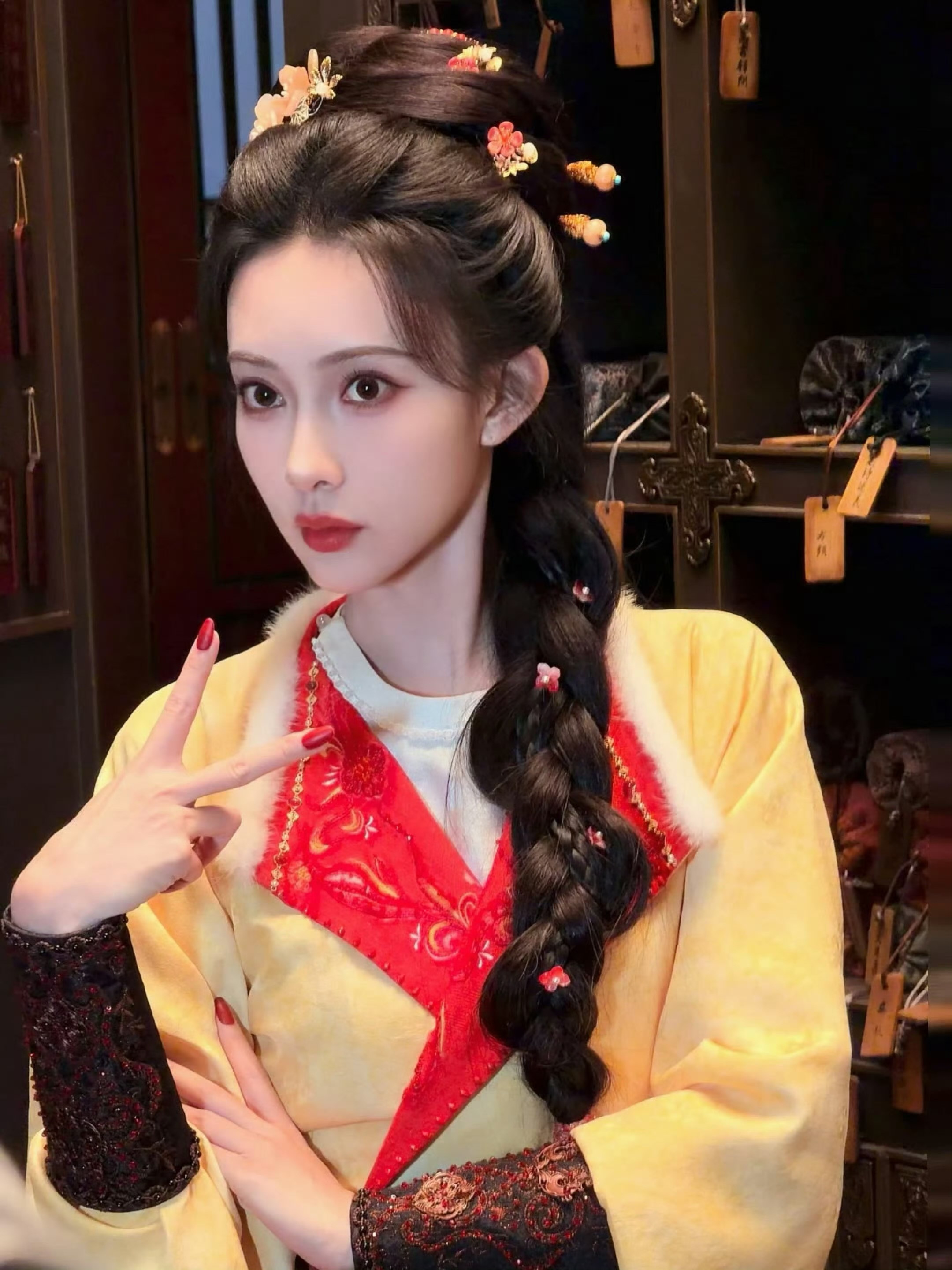 孟子义分享《尚公主》拍摄花絮好多造型，最喜欢暮晚摇侧麻花和雪地造型