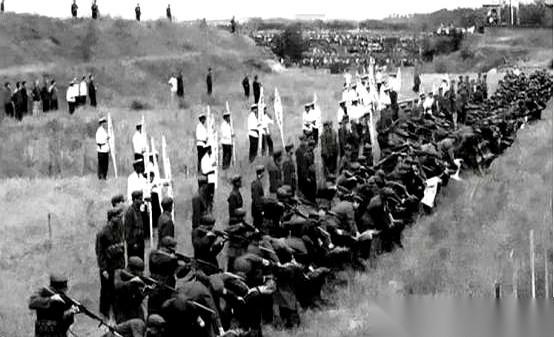 我跟你讲个事儿，83年那会儿，有一种玩法，叫“陪绑”。就是把你，一个监狱里不老